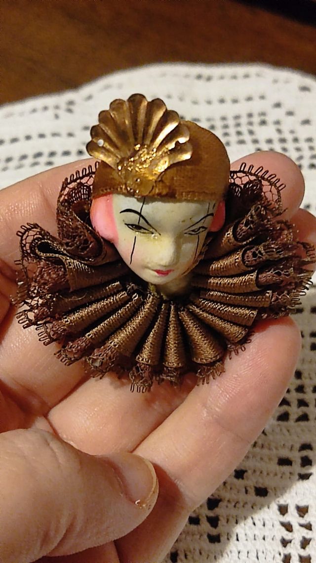 Spilla Vintage in ceramica e pizzo. Artigianale