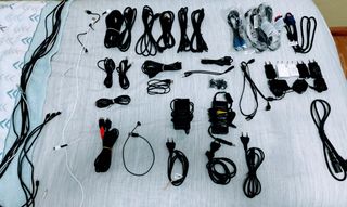 Lote de 46 cables y enchufes de varios tipos