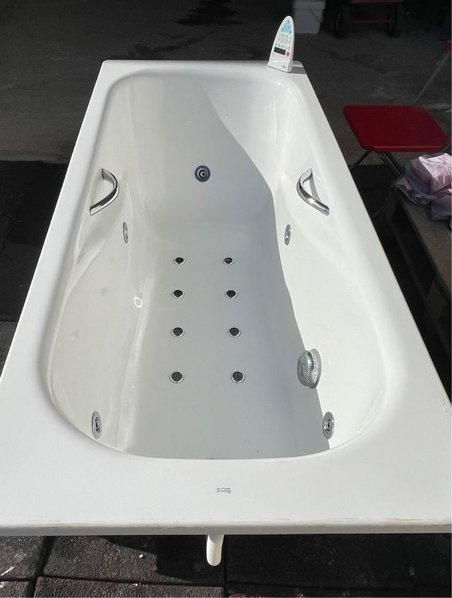 Bañera hidromasaje SOLO 1 disponible