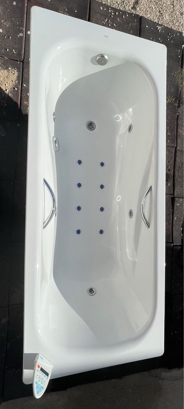 Bañera hidromasaje SOLO 1 disponible