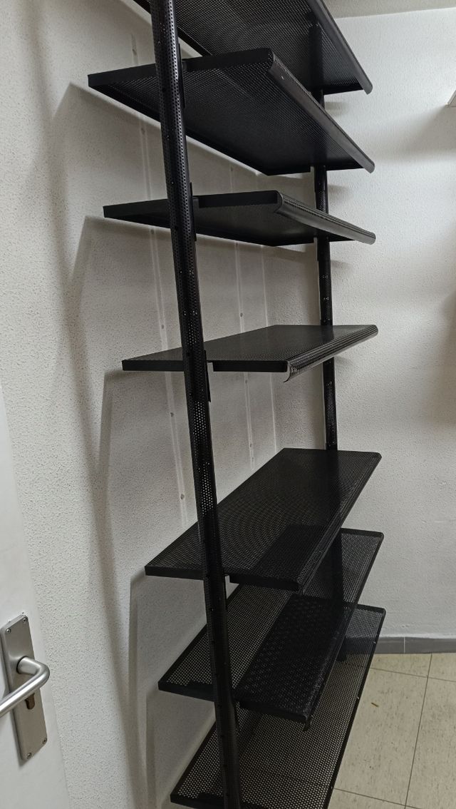 Estantería metalica microperforada.