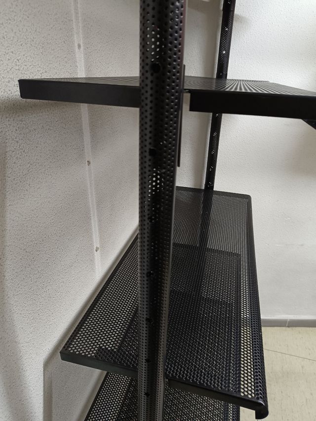 Estantería metalica microperforada.