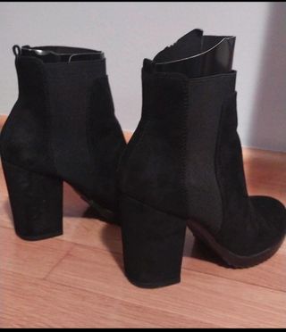 Botines negros ante 