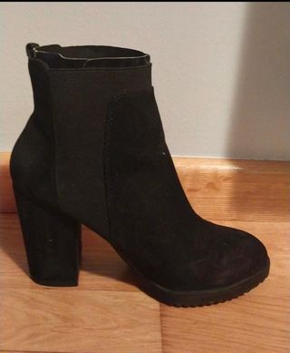 Botines negros ante 