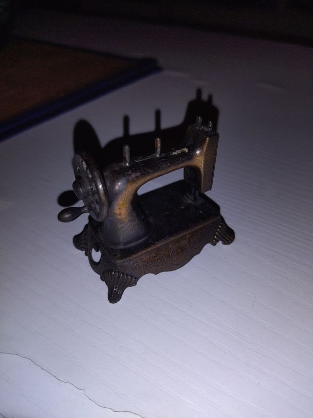 Antiguo sacapuntas maquina coser