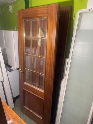 Puertas en diferentes diseños en madera