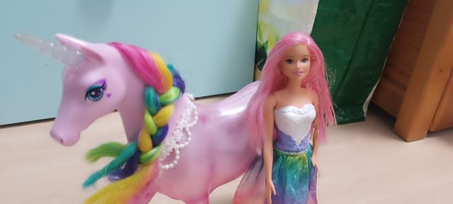 Barbie Dreamtopia  y unicornio rosa con luces