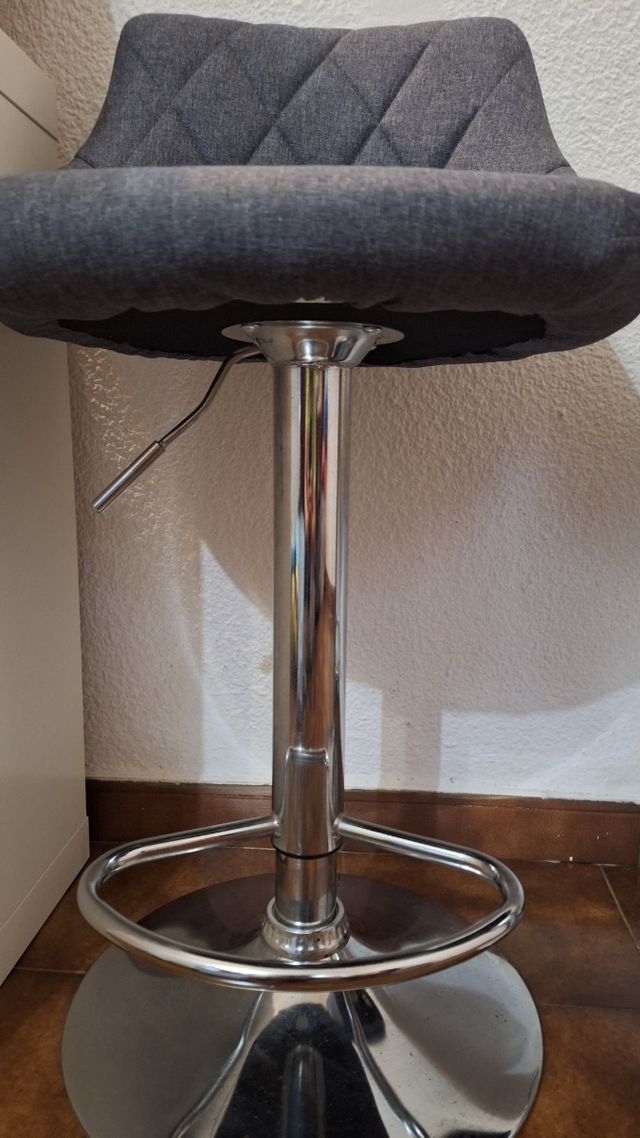 Taburetes acolchados regulables con reposapies