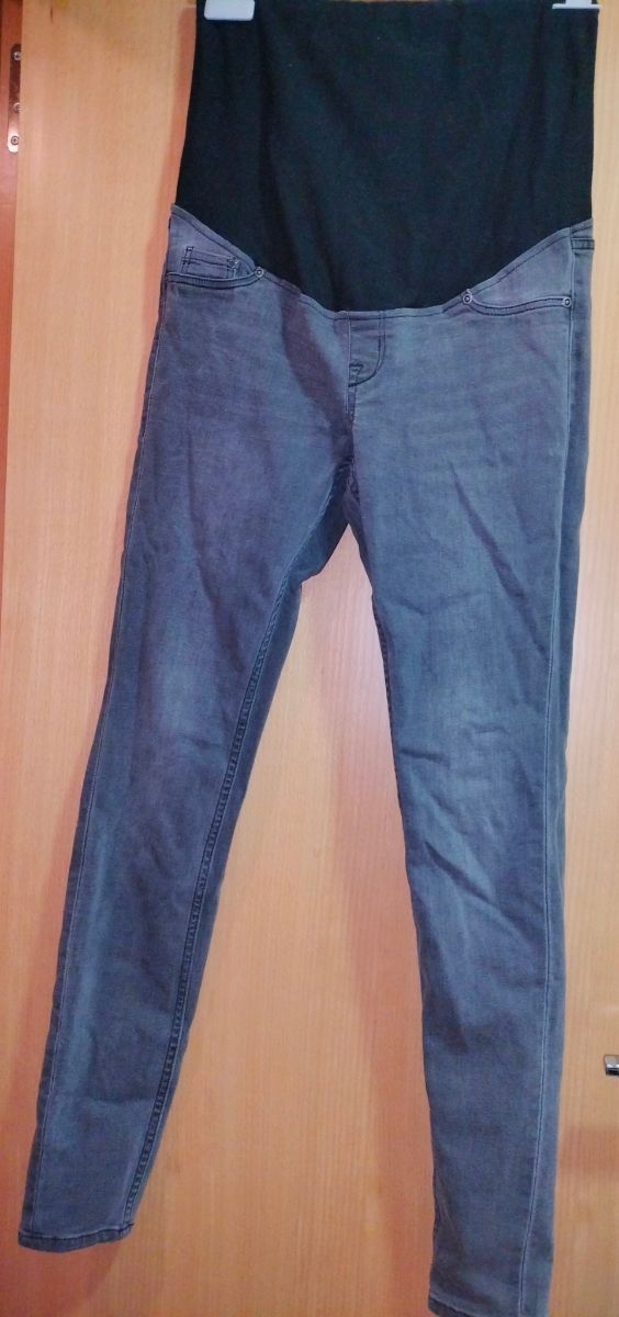 Vaquero gris embrazada