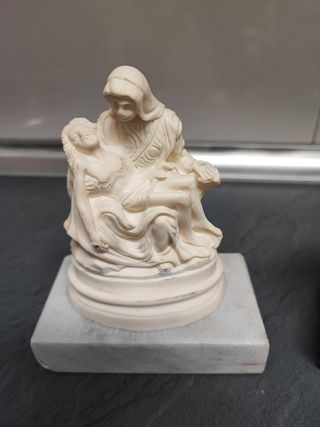 Figuras de mármol la piedad