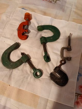 4 morsetti vecchi e un taglia tubi