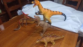 Lotto di 4 dinosauri di gomma grandi