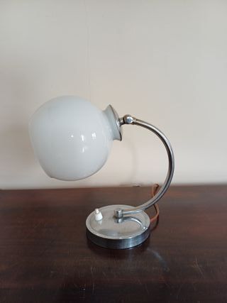 piccola lampada in metallo e vetro opalino