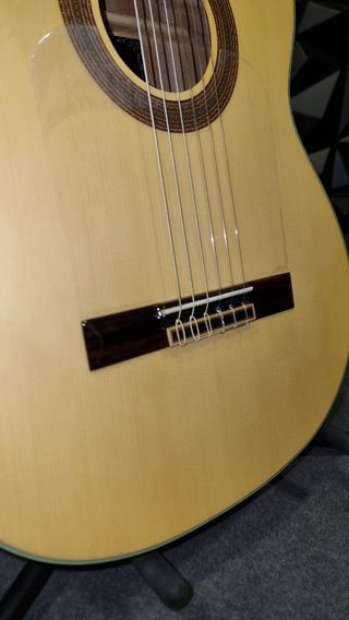 Guitarra Amplificada con cutaway