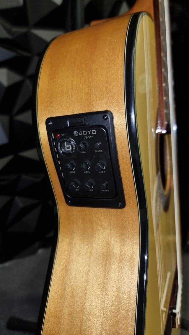 Guitarra Amplificada con cutaway