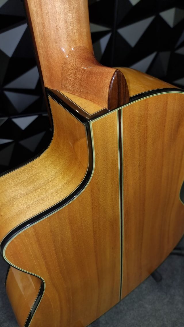 Guitarra Amplificada con cutaway