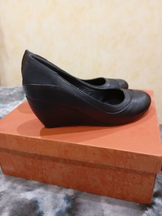 ZAPATOS NEGROS DE CUÑA MUJER DE PIEL  