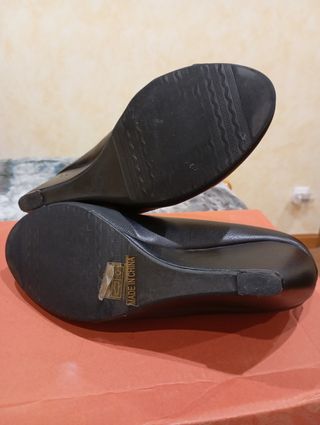 ZAPATOS NEGROS DE CUÑA MUJER DE PIEL  