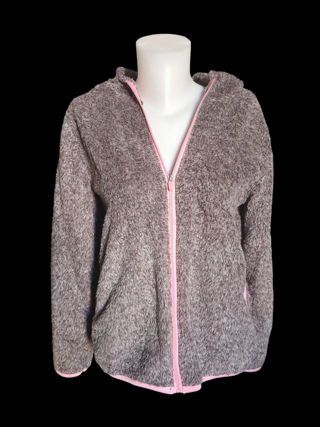 Chaqueta con capucha.