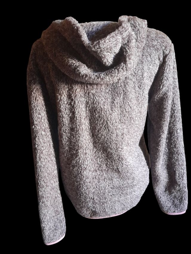 Chaqueta con capucha.