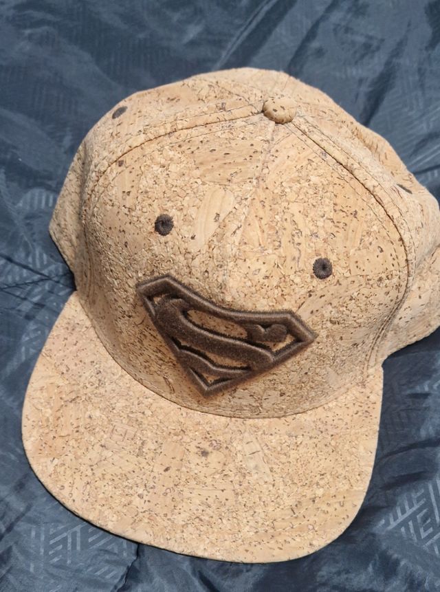 Gorra superman de corcho (+ gorra puma x 10€)
