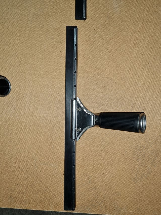 Raschietto. detergente per vetri