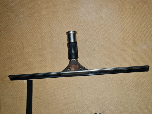 Raschietto. detergente per vetri