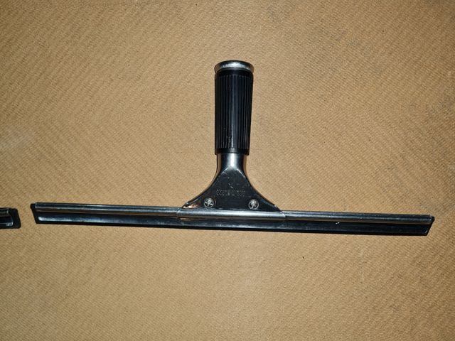 Raschietto. detergente per vetri