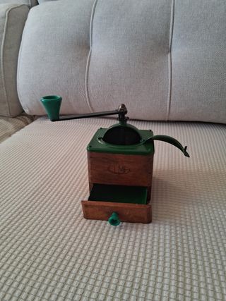Molinillo antiguo de café Elma.