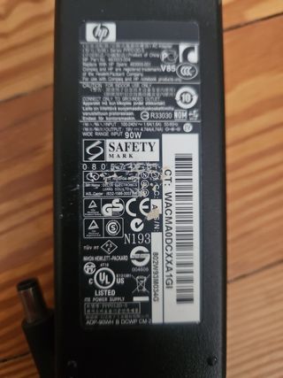 Cargador para portátil HP.