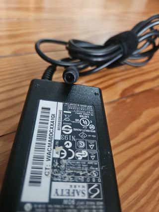 Cargador para portátil HP.
