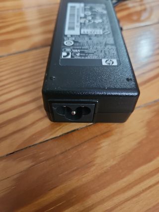 Cargador para portátil HP.