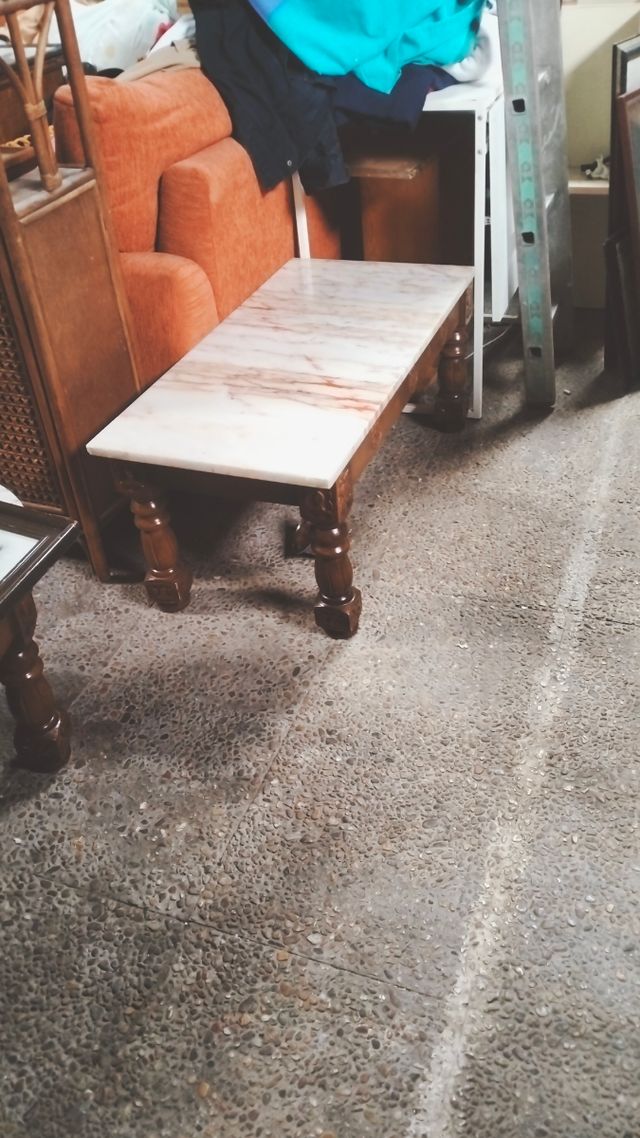 Mesa de madera y mármol