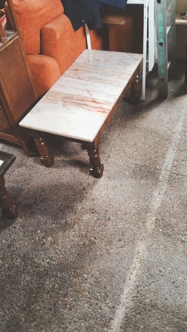 Mesa de madera y mármol