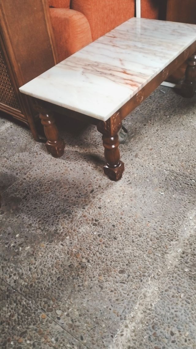 Mesa de madera y mármol