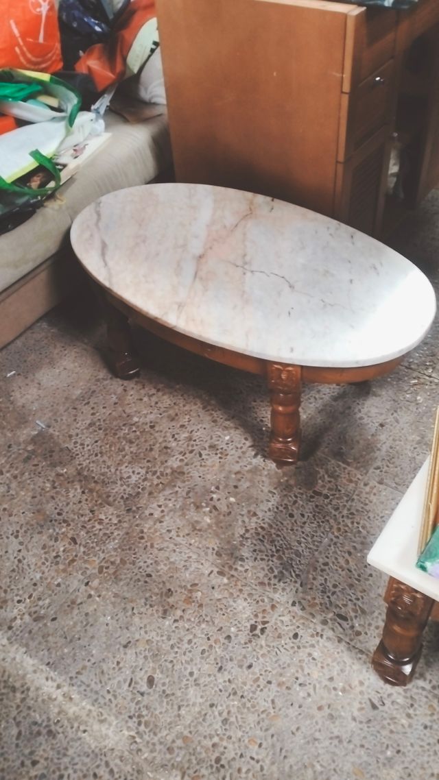 Mesa de madera y mármol