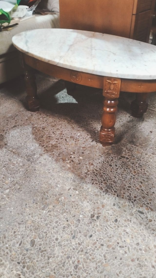 Mesa de madera y mármol