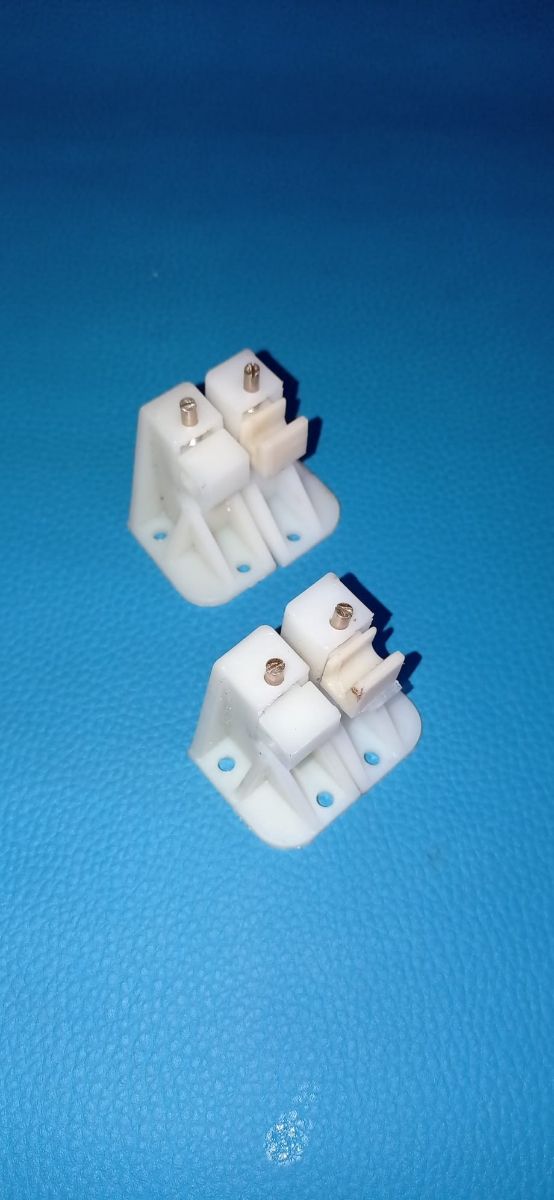 Soportes reguladores Faro Renault 5 y 7. Nuevos. 