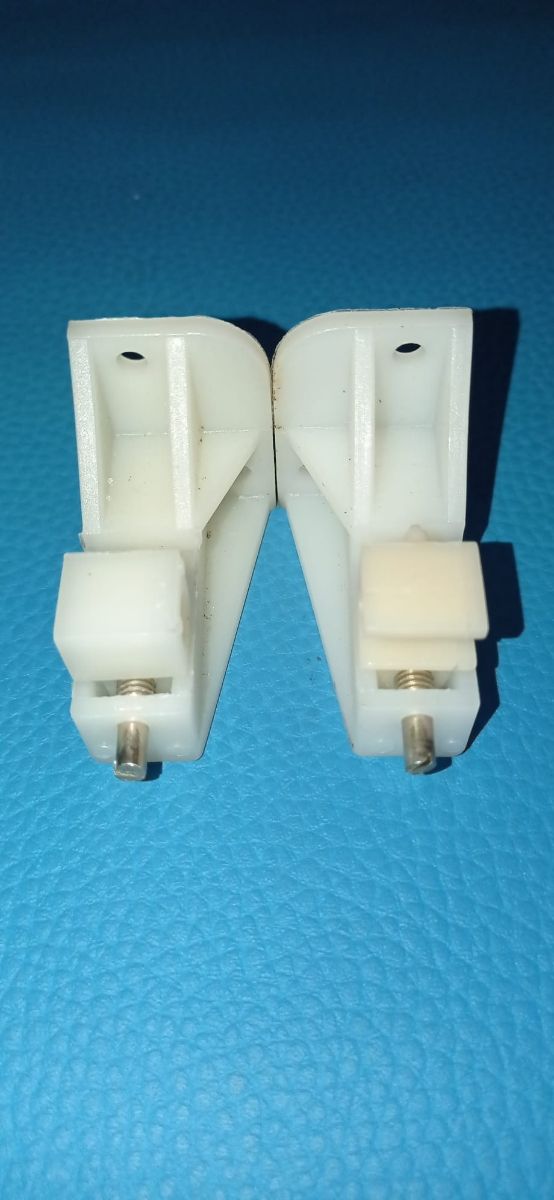 Soportes reguladores Faro Renault 5 y 7. Nuevos. 