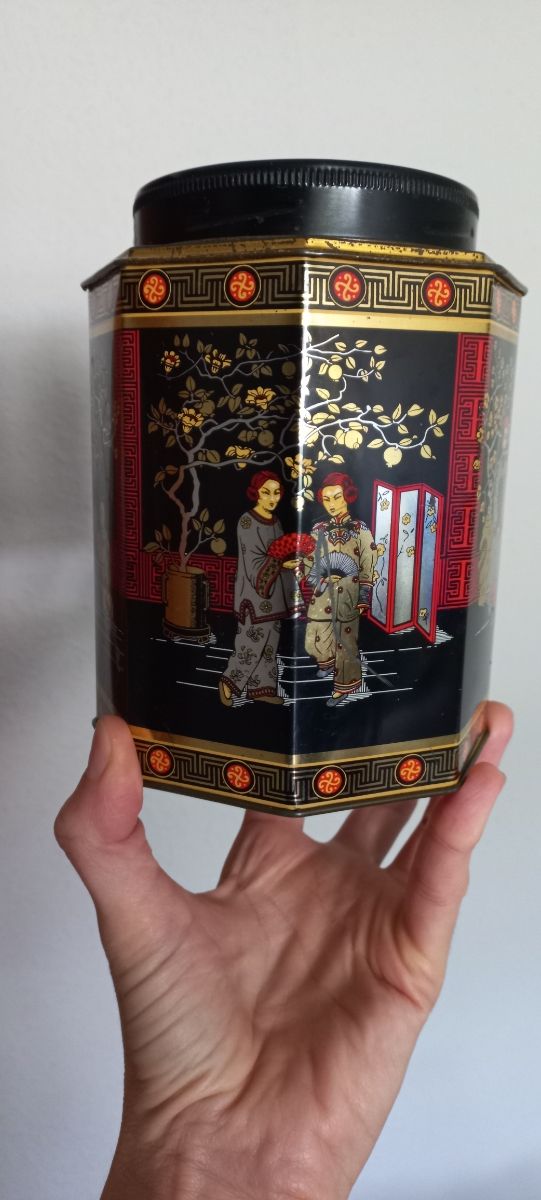 Lata metálica vintage