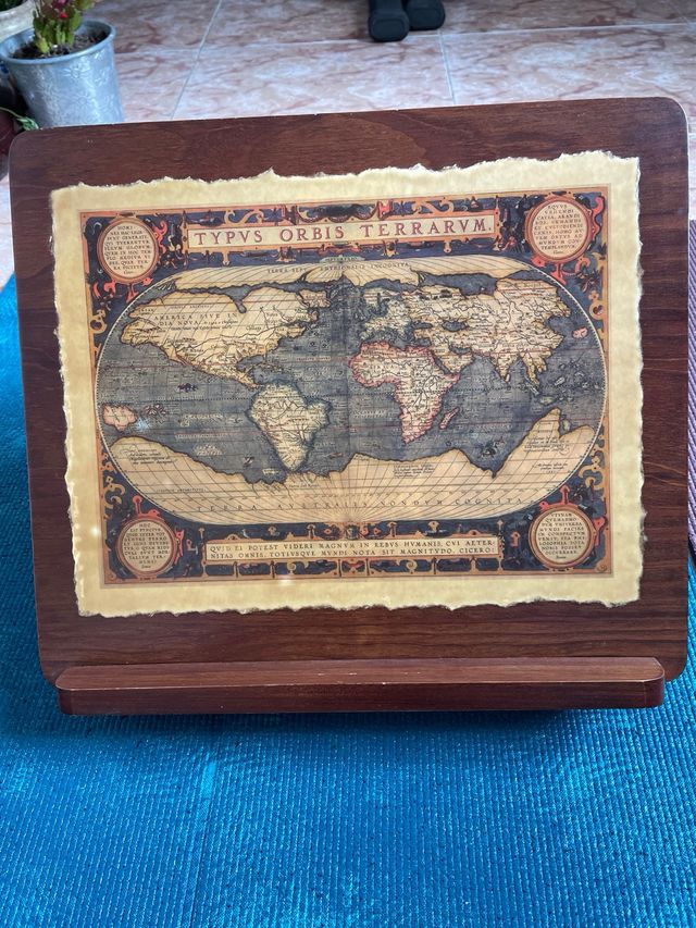 Atril de lectura con mapa mundi