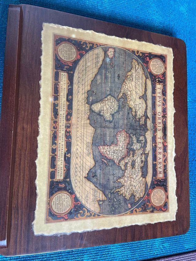 Atril de lectura con mapa mundi