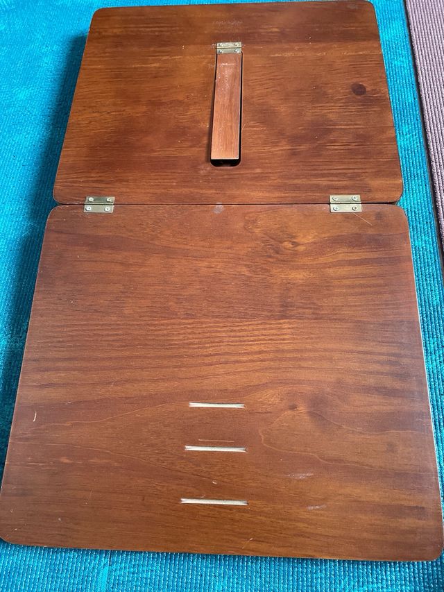 Atril de lectura con mapa mundi