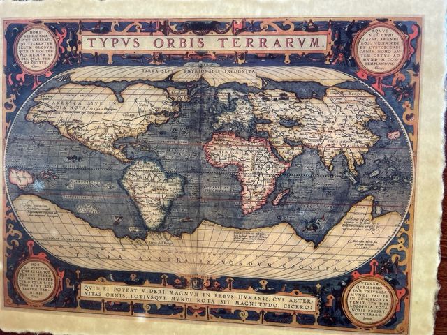 Atril de lectura con mapa mundi