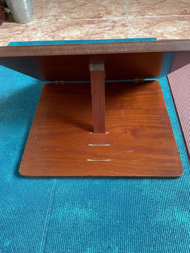 Atril de lectura con mapa mundi