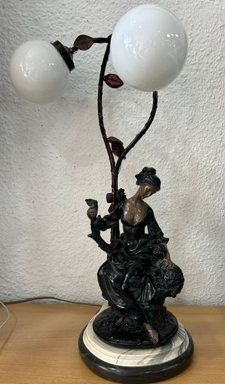Lámpara antigua de bronce y porcelana