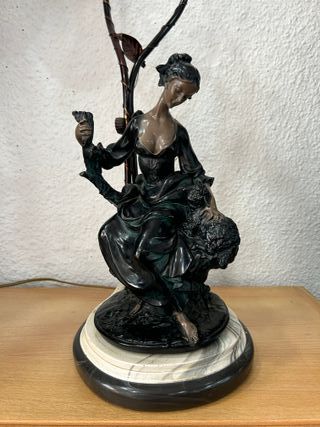 Lámpara antigua de bronce y porcelana