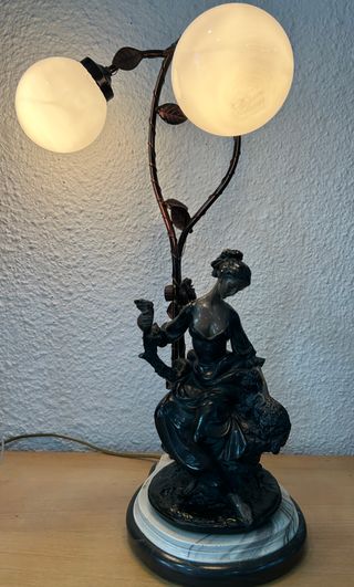 Lámpara antigua de bronce y porcelana