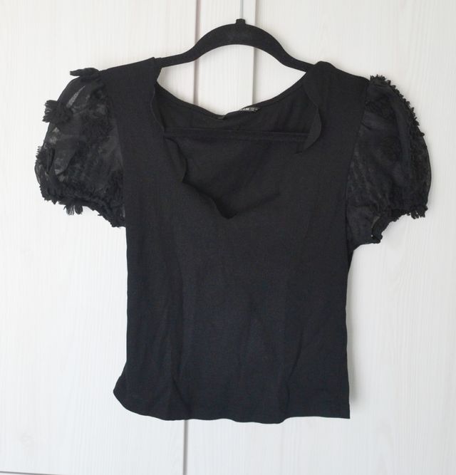 top nero maniche corte a sbuffo