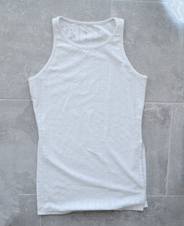 Canotta bianca ricamata con spacchi laterali